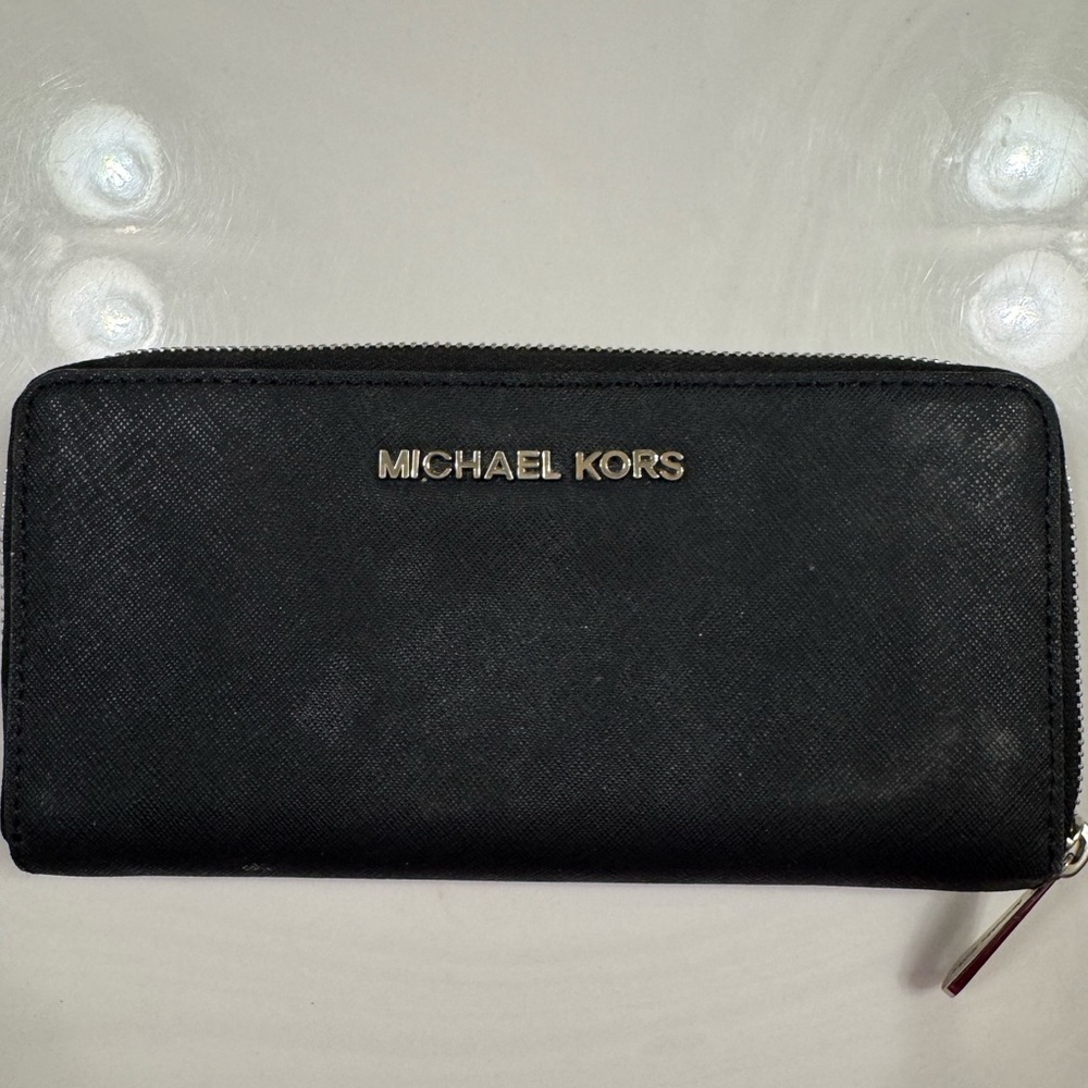 Michael Kors wallet 
Gently pre owned 
No smoking or pets